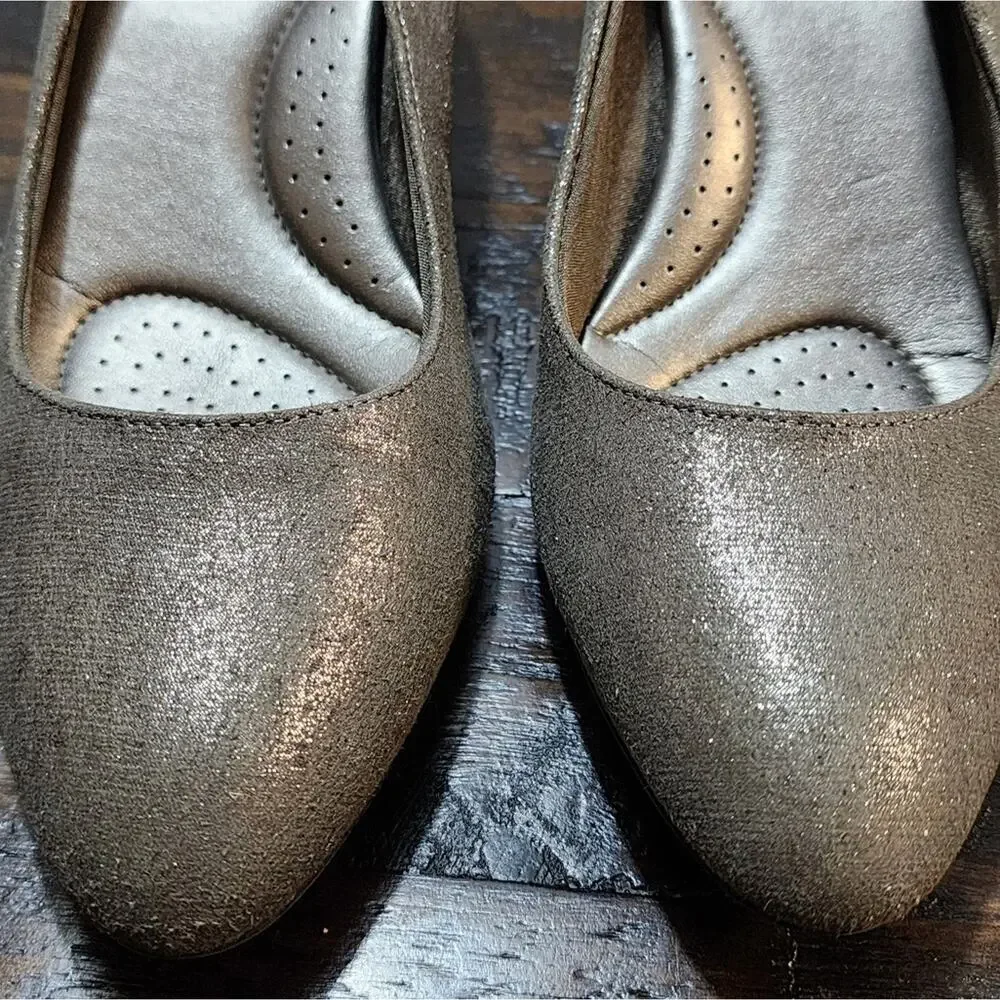 Amelia Grace silver metallic round toe‎ kitten heels Women's size 9